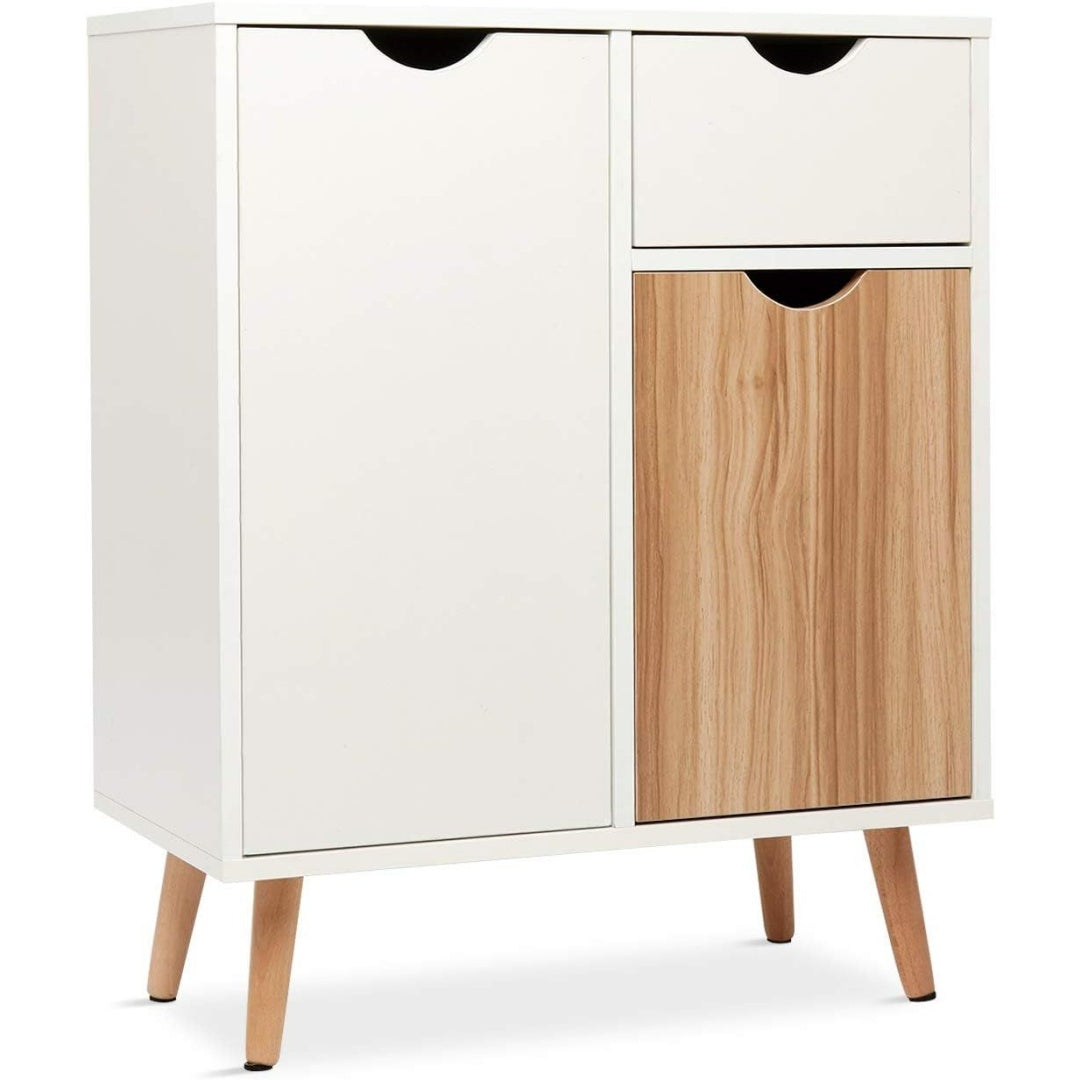 Une touche de caractere, commode avec tiroirs, avec details en rotin dans un ton beige et naturel
