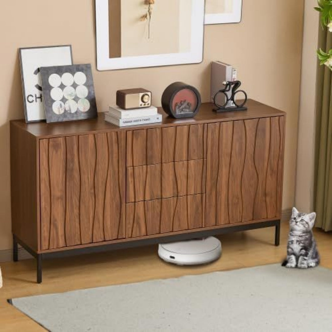 Une touche de caractere, buffet avec portes, aux accents metalliques dans un ton noir et vert