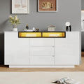 Une silhouette equilibree pour ce buffet avec etageres, aux lignes contemporaines, teinte chene