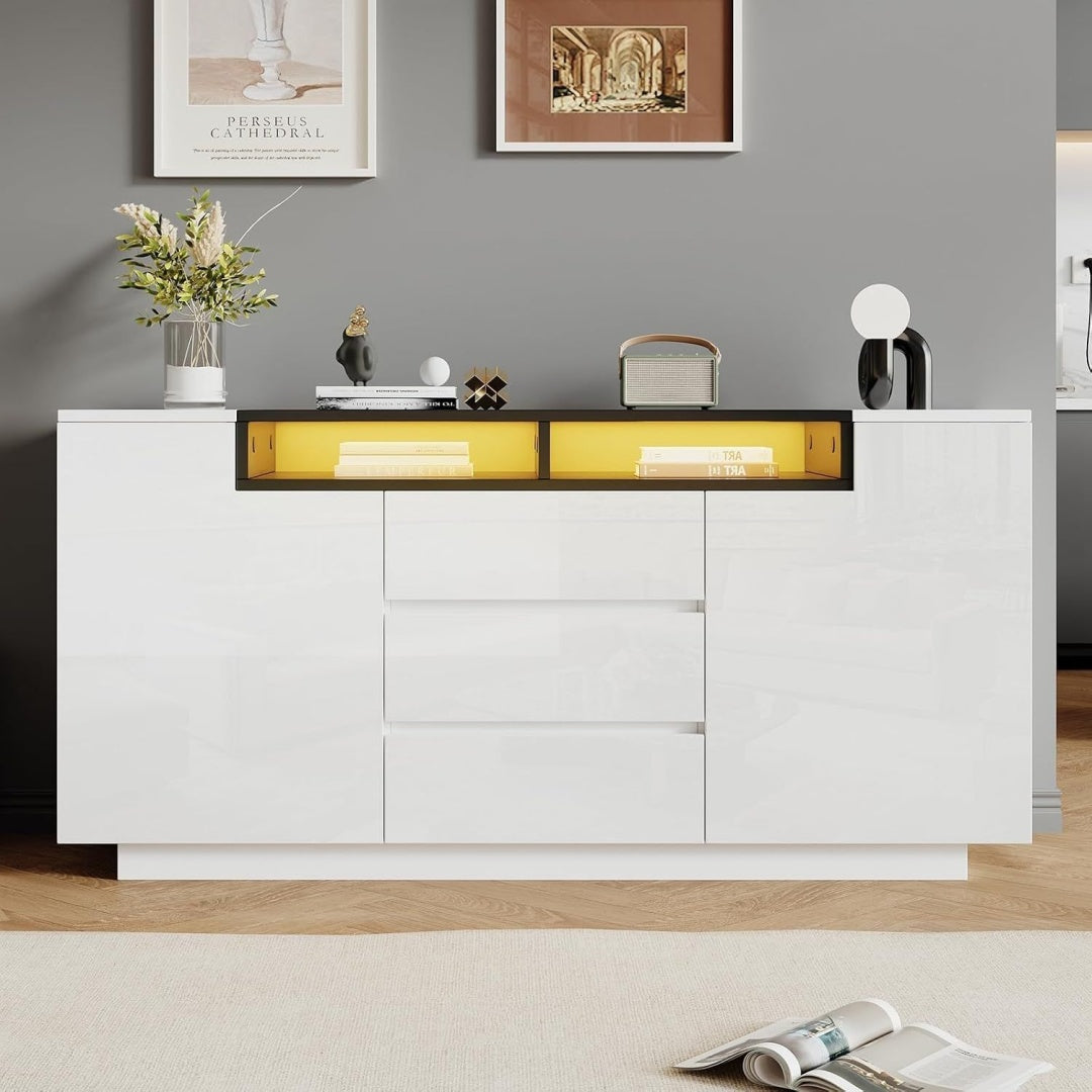Une silhouette equilibree pour ce buffet avec etageres, aux lignes contemporaines, teinte chene