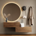 Une silhouette equilibree pour ce commode avec tiroirs, a l'aspect bois, teinte beige et bois naturel