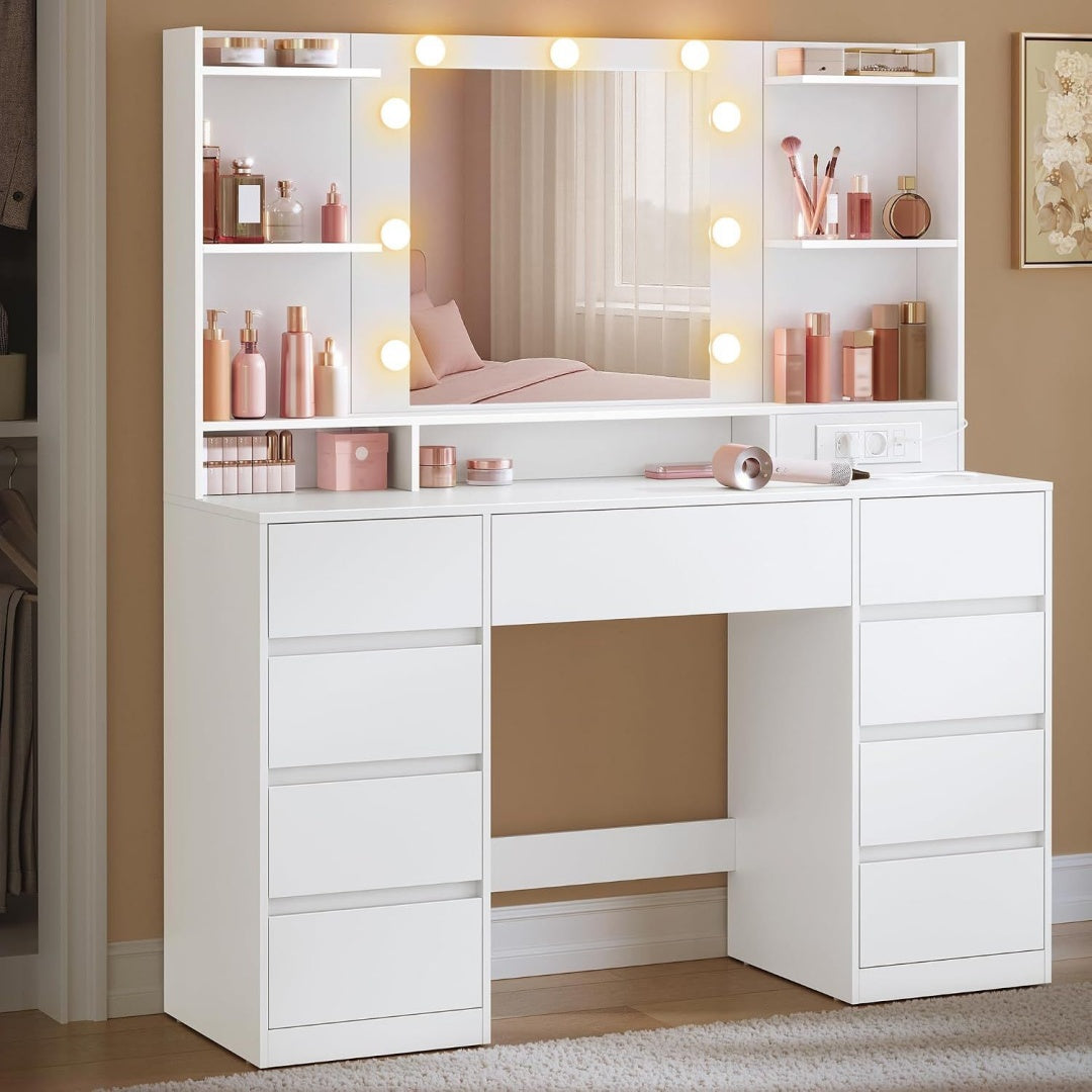 Une touche de caractere, buffet avec portes, avec etageres dans un ton noir
