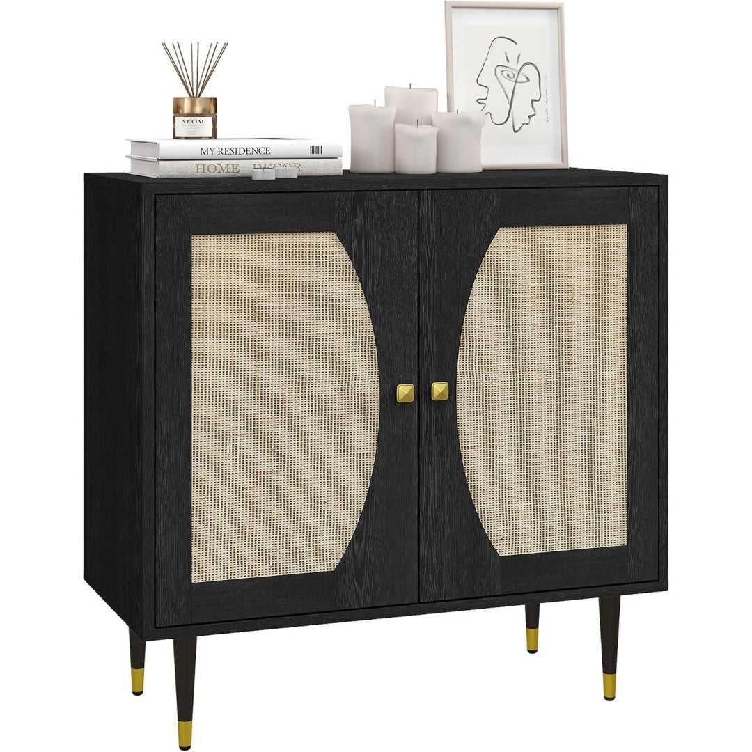 Une silhouette equilibree pour ce buffet avec portes, avec etageres, teinte bois naturel